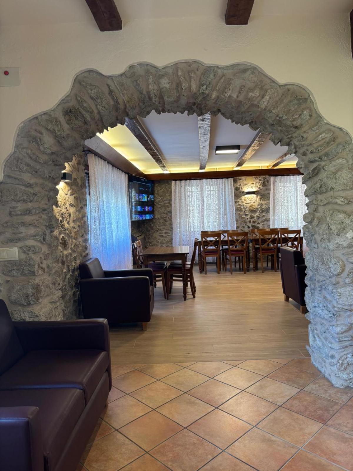 Hotel-Restaurante La Quadra Maçanet de Cabrenys Екстериор снимка