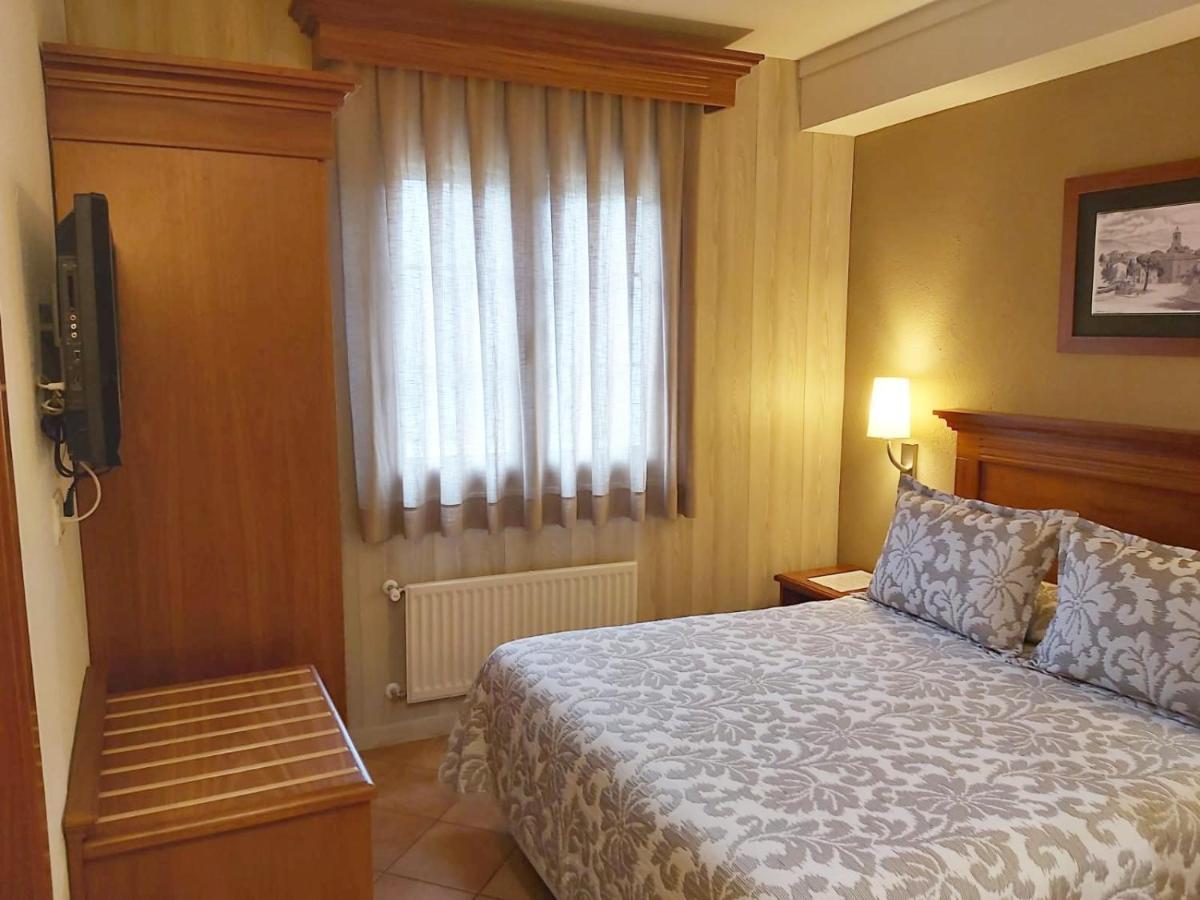 Hotel-Restaurante La Quadra Maçanet de Cabrenys Екстериор снимка